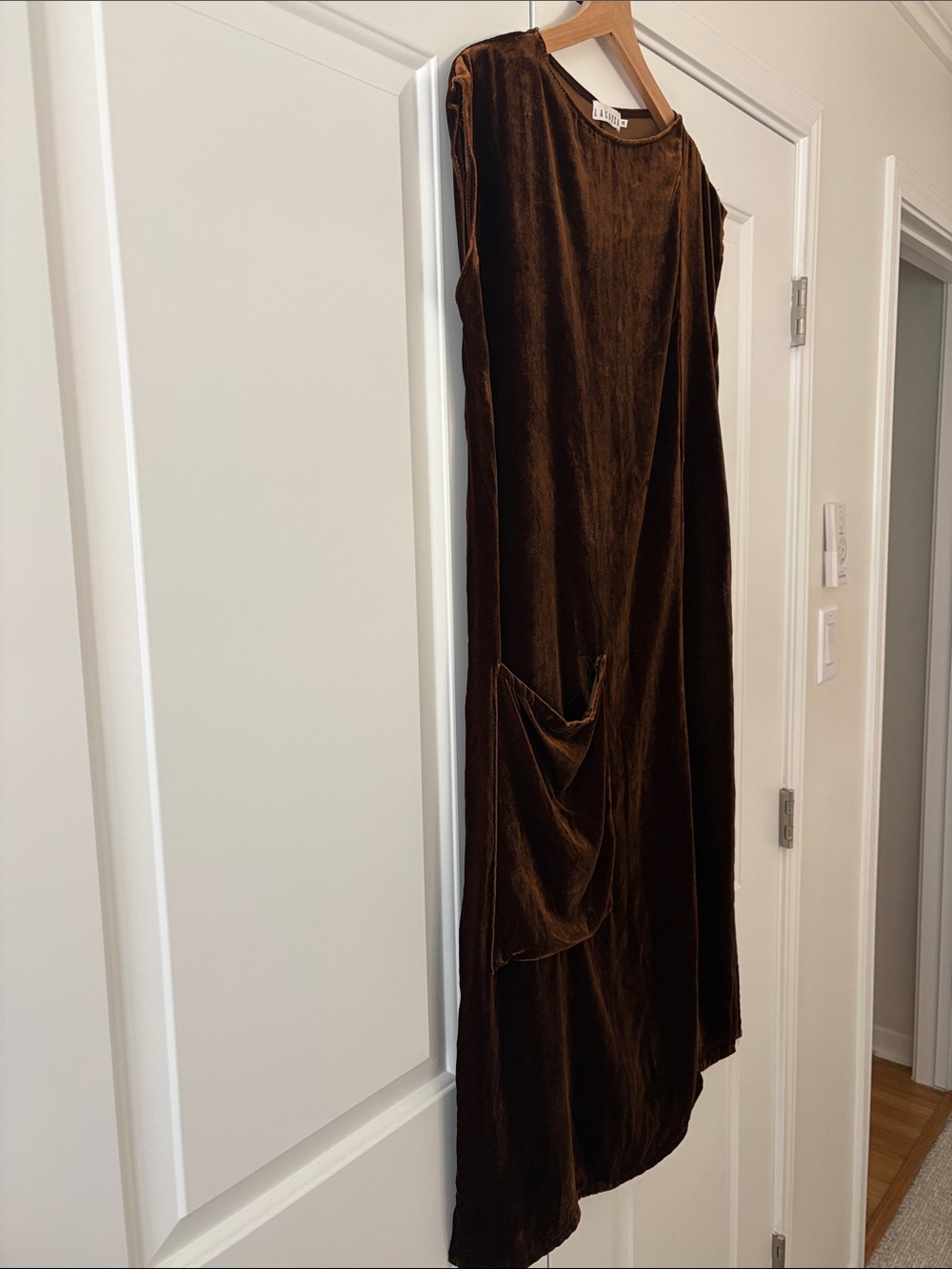 LACAUSA Sleeveless Golden Brown Velvet Shift Dress with Pocket - Picture 5 of 8